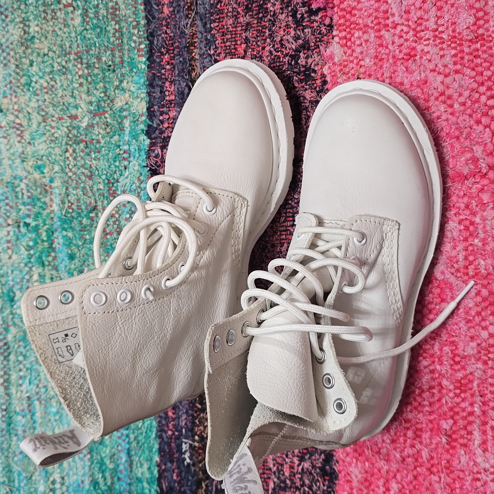 Dr Martens boots white NEW